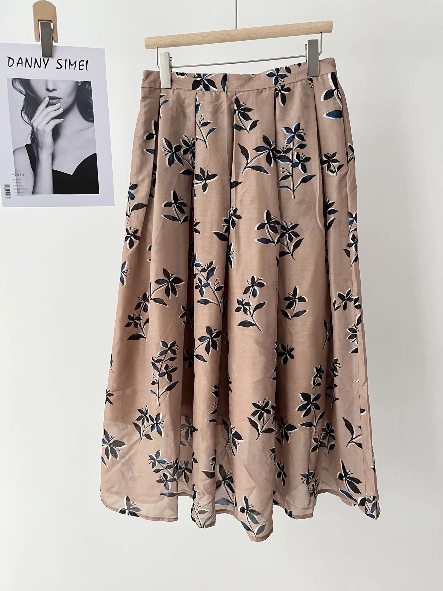 Damska letnia nowa plisowana spódnica o kroju A z elastyczną talią 030-0815