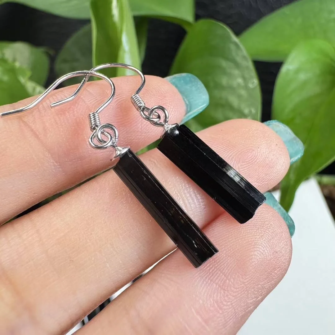 

1 пара Fengbaowu натуральный необработанный черный турмалин серьги из стерлингового серебра 925 пробы Рейки целебный камень модные ювелирные изделия подарок