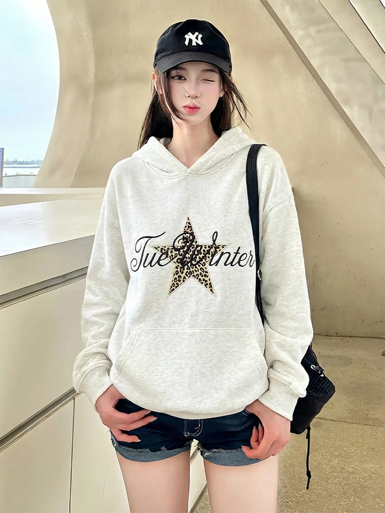 

Ретро-американское белое худи для женщин, новинка ранней весны, с леопардовым принтом и принтом в виде звезд и букв, свободный крой, стройнящий силуэт, модный топ для женщин