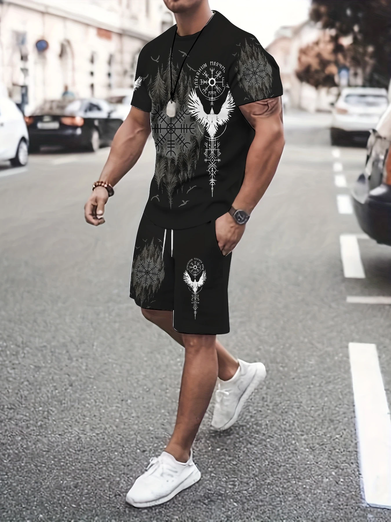 

Универсальный повседневный наряд для мальчиков: черная основа, футболка с тотемным принтом и шорты, удобный комплект из двух предметов для выхода на улицу