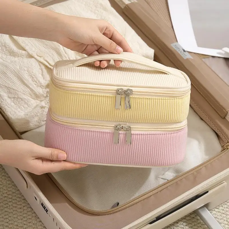 Doppellagige, tragbare Kosmetiktasche aus Cordstoff mit großem Fassungsvermögen und Fächern zur Aufbewahrung von Pinseln, ideal für Reisen und als praktischer Organizer für die tägliche Kosmetik. – Detail 3