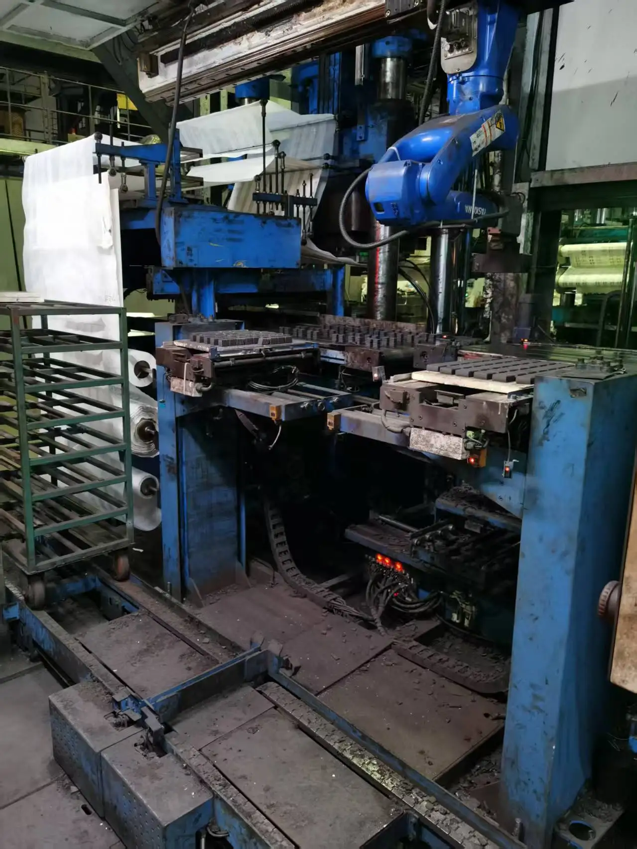 Манипулятор руки робота используется для обработки и штабелирования роботов