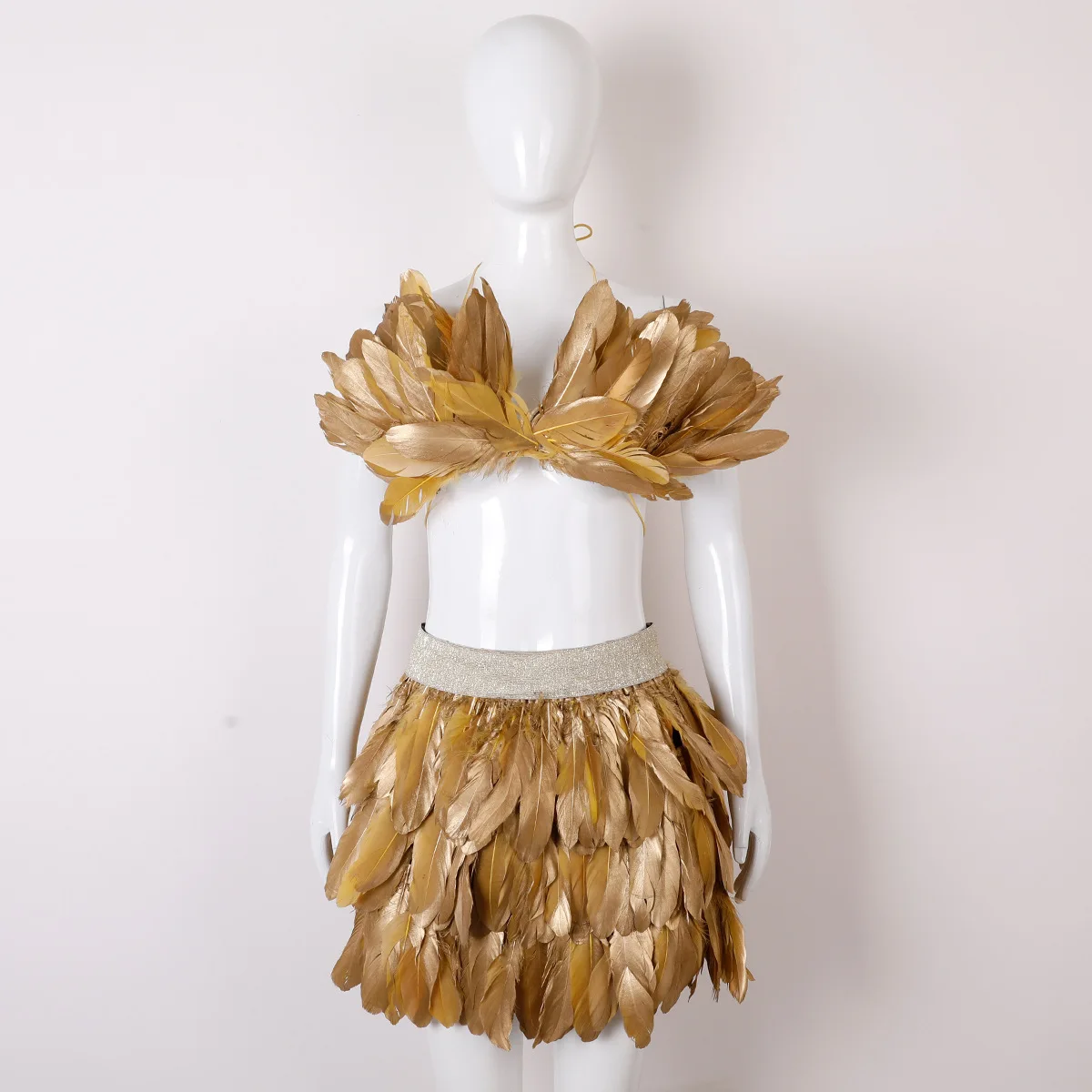 Goldene Feder-Engelsflügel-Kostüm-Outfit mit Schal, Crop-Top und Federrock für Halloween, Karneval, Cosplay und Themenveranstaltungen – Detail 6