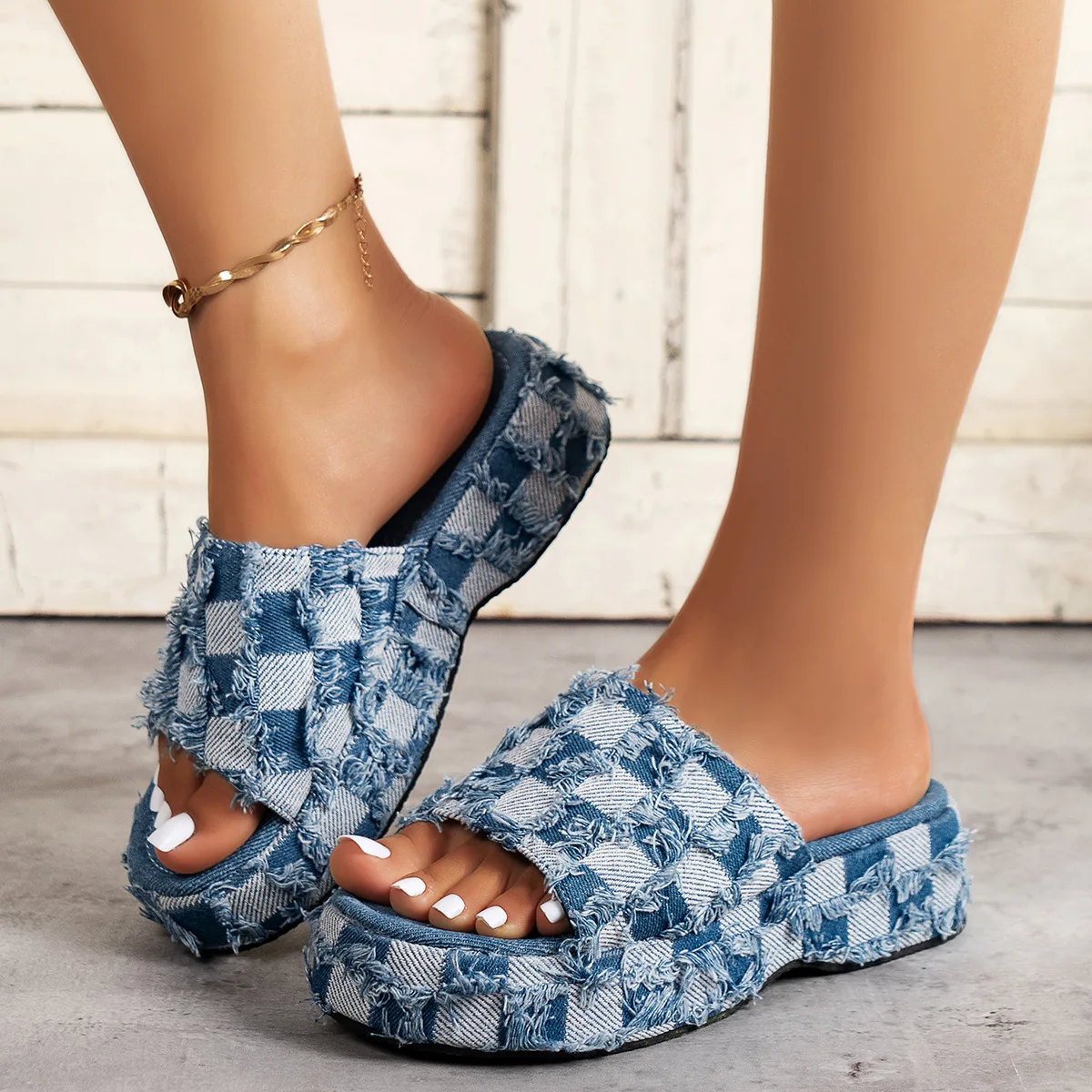 

European and American women's sandals for summer, with a thick sole and a plaid denim design, suitable for beach wear.