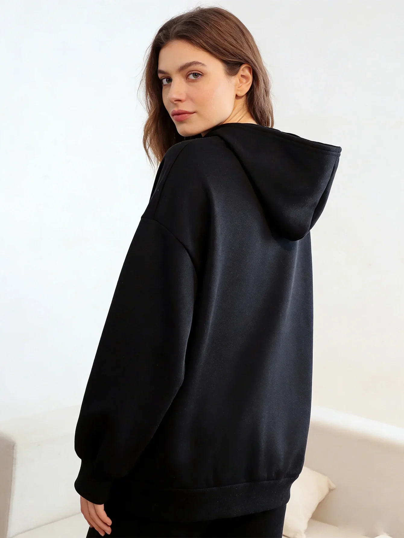 

Однотонное пальто, модное и универсальное, в европейском стиле, мягкое и легкое.