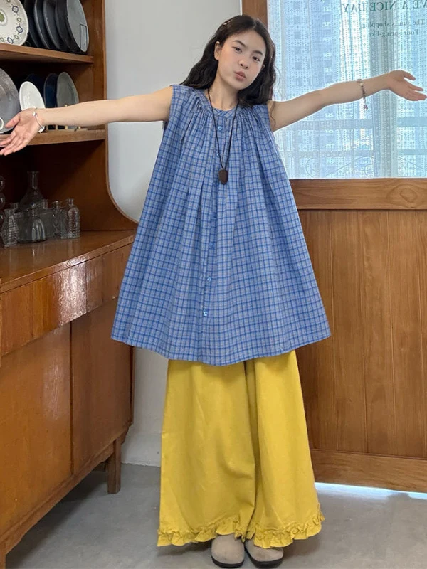 

Ретро-комплект в японском стиле: свободная синяя рубашка без рукавов с круглым вырезом и желтые брюки. Женский модный комплект. Новинка лета 2025.