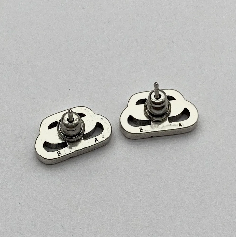 Pendientes de plata doble B con letras, simples y versátiles, pequeños pendientes de tuerca de aguja de plata de hada universitaria fresca, nuevos