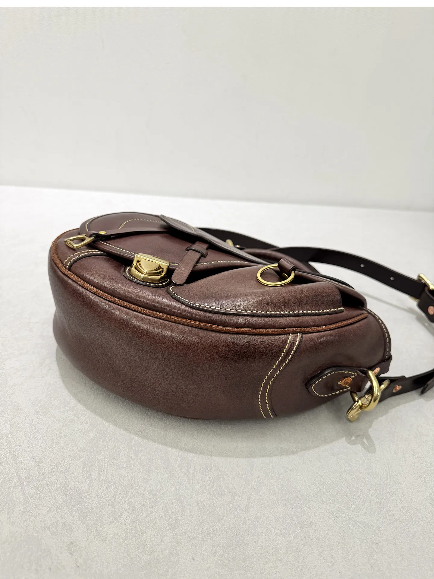 Handgefertigte, hochwertige Damen-Satteltasche aus erstklassigem Rindsleder für den täglichen Gebrauch, luxuriöse Schultertasche aus echtem Leder für Reisen. – Detail 25