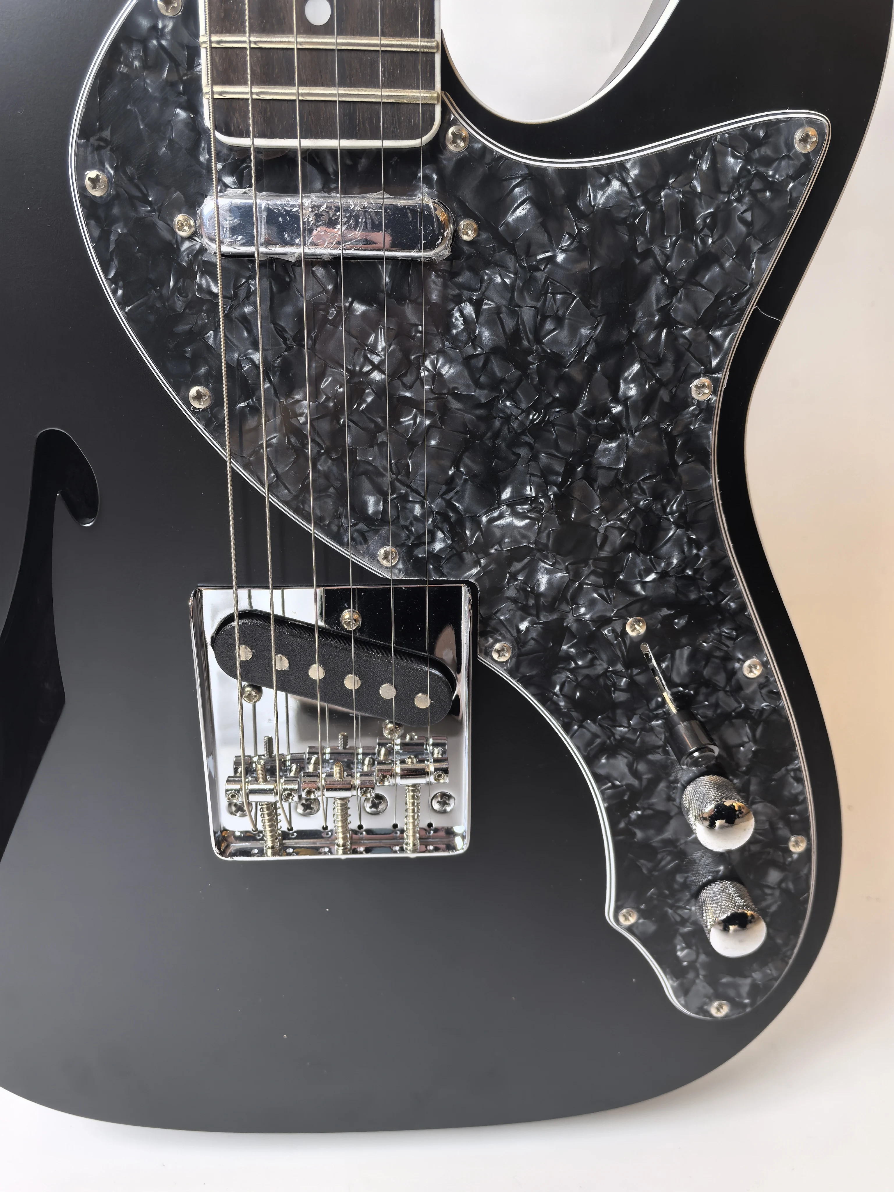 جيتار كهربائي من خشب الماهوجني مكون من 6 أوتار، مع معالجة بحافة بيضاء، وحنق برأس مستدير! لمسة نهائية سوداء غير لامعة، متوفرة في المخزون!