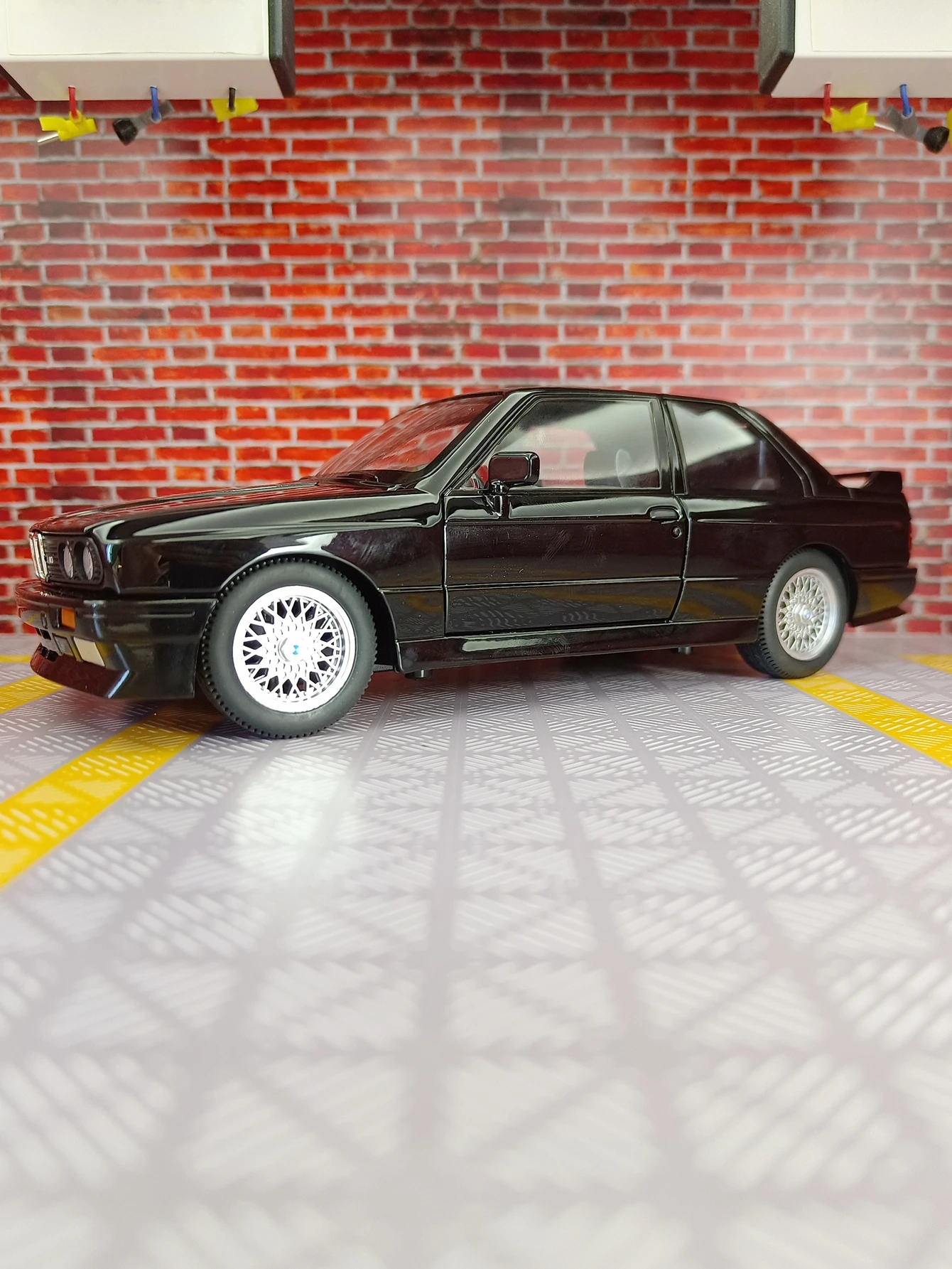 

1:24 BMW M3 E30 Supercar Alloy Car Model doors on both sides that can be opened, and the front hood and trunk door can be opened