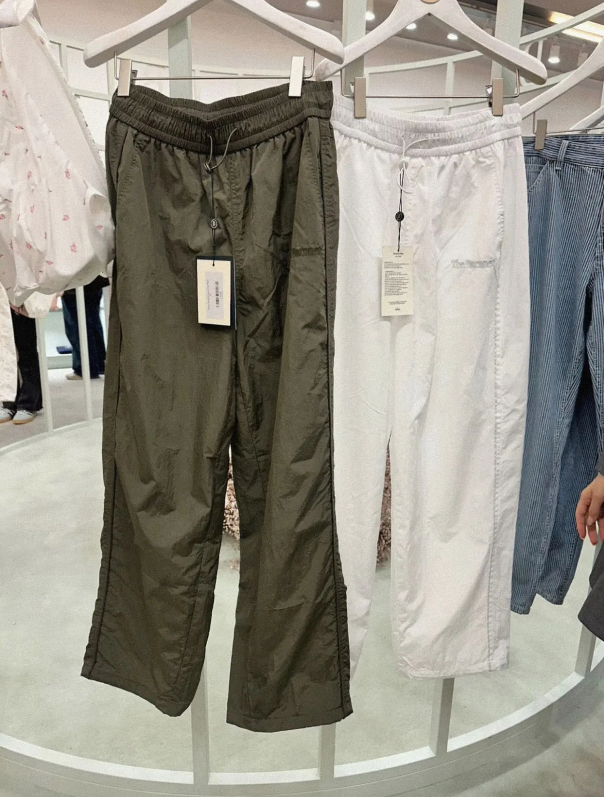 Setelan Olahraga Kasual Wanita Musim Semi 2025 Ringan Bermotif Bunga dengan Penutupan Ritsleting Lengan Panjang Serat Poliester Celana Panjang Setelan Fashion