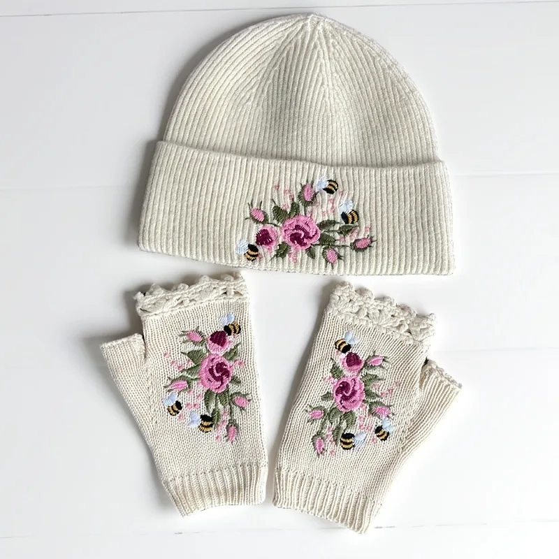 عبر الحدود الأكثر مبيعا الخريف/الشتاء السيدات الجديدة قفازات محبوكة وقبعة مجموعة مع الصوف الدافئ المطرزة النحل والزهور الصغيرة