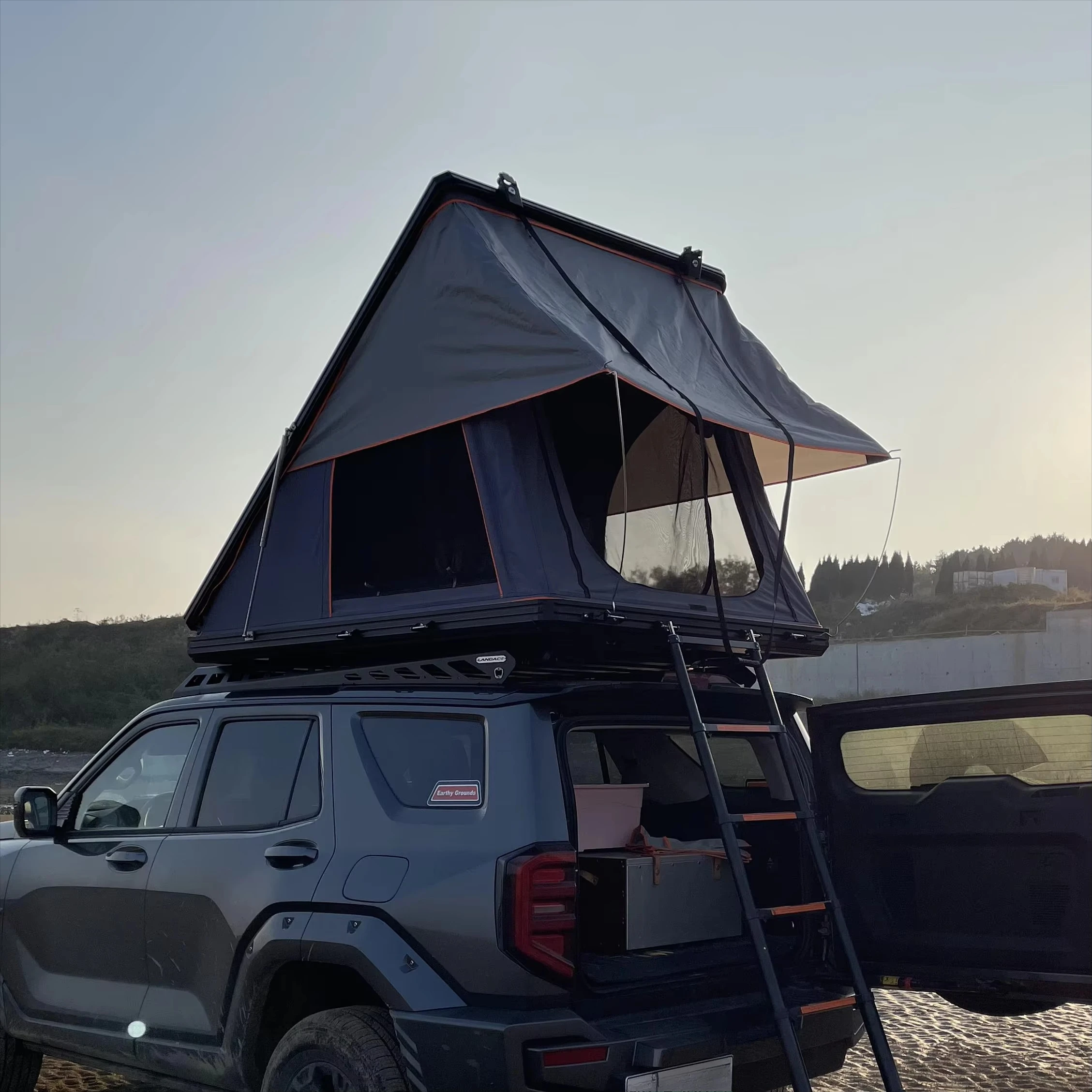 

Portable Quick Setup Lightweight 4 Season Outdoor Camping Car SUV Hard Shell Rooftop Tent Oxford Fabric Waterproof Windproof