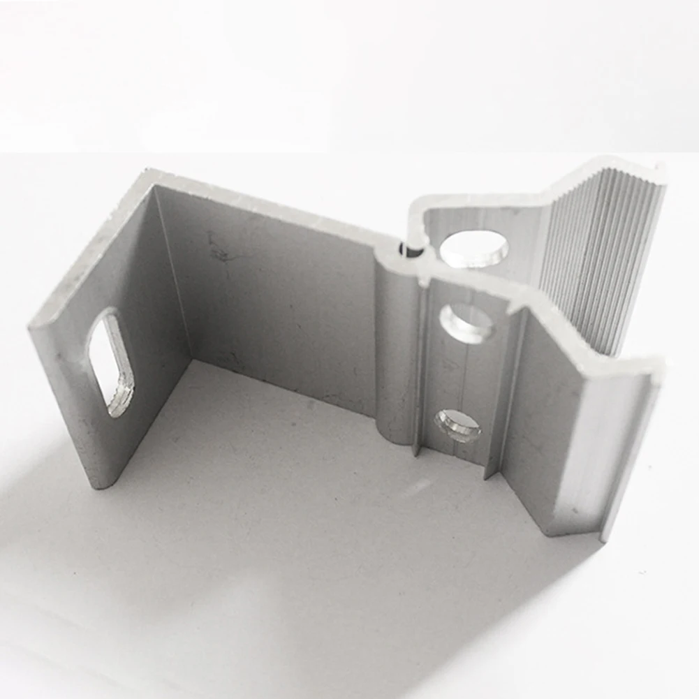 

4 шт. фотоэлектрические светильники, легкие угловые зажимы из алюминиевого сплава для установки на крыше, запасные части