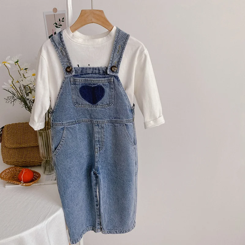 2023 primavera Ragazzi e ragazze tuta in denim stampato a cuore Pantaloni per bretelle casual larghi alla moda per bambini