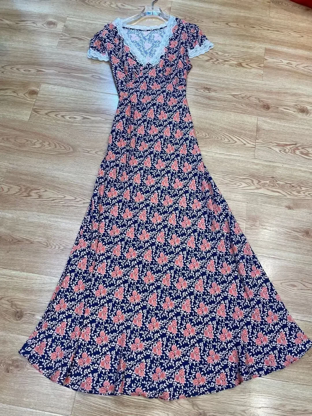 Frauen 2024 Frühling/Sommer neue Spitze V-Ausschnitt Leinen Stil Slim Fit Kleid