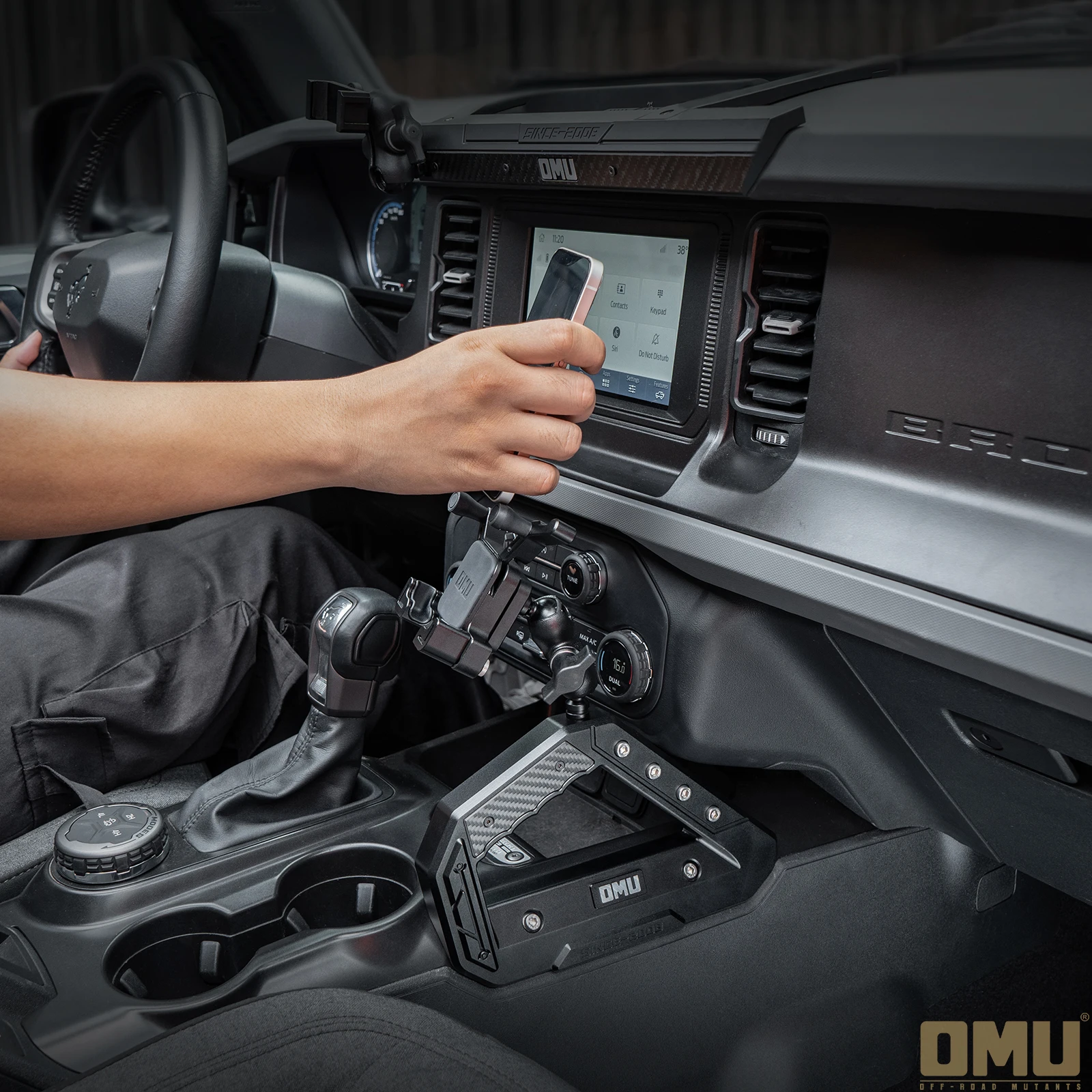 حامل هاتف محمول من الألومنيوم من سلسلة OMU Genesis مع مقبض ذراع وحدة التحكم المركزية لملحقات فورد برونكو الداخلية #5