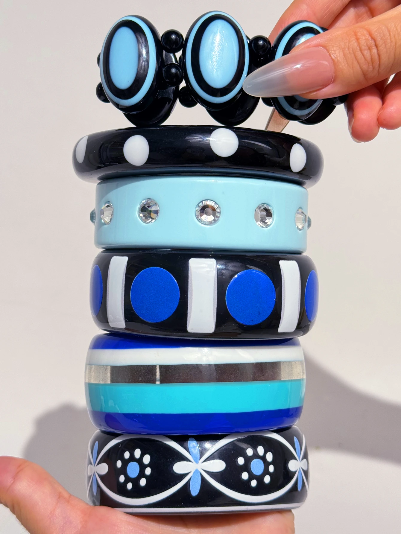 Bracelet en résine bleu et noir contrasté, motif à pois blancs, finition brillante, pour défilés de vacances, tenues décontractées quotidiennes, bijoux pour femmes