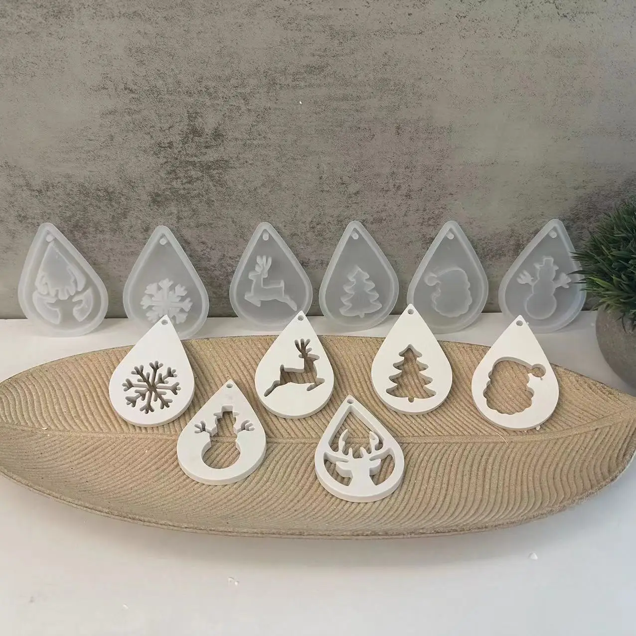 Christmas Series Silicone Molds Christmas Deer Snowman Pendant Mold with holes Cute Xmas Tree Concrete Mold For Resin Gypsum