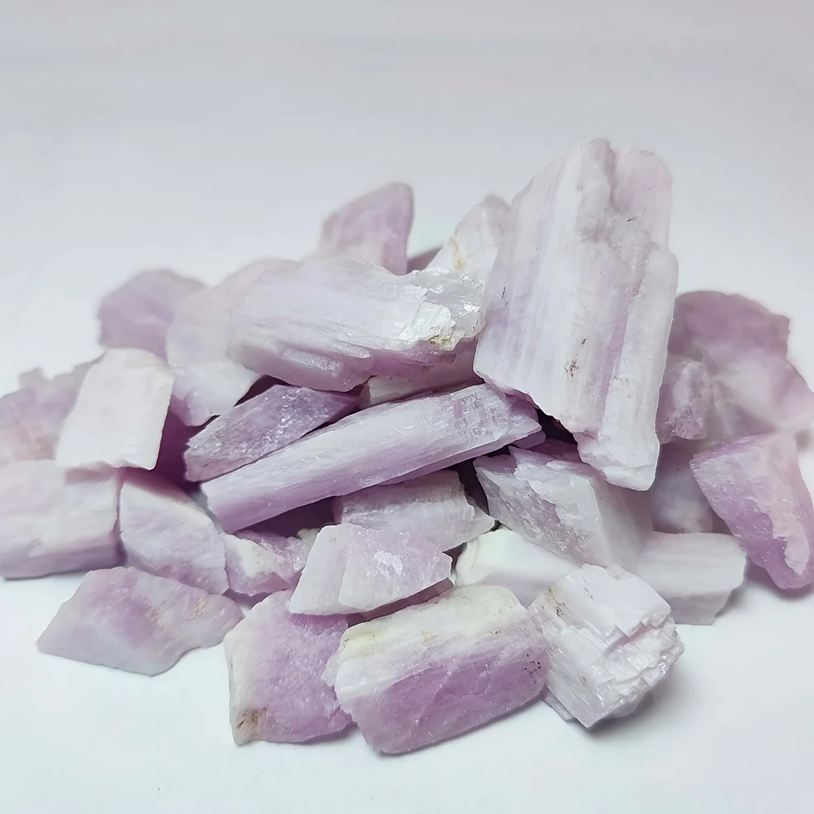 50/100g Rough Kunzite, Fluorescent Reactive Stone, DIY Loose Gemstones, Pocket Gemstones, Art Collectibles, Home Decoration Ston