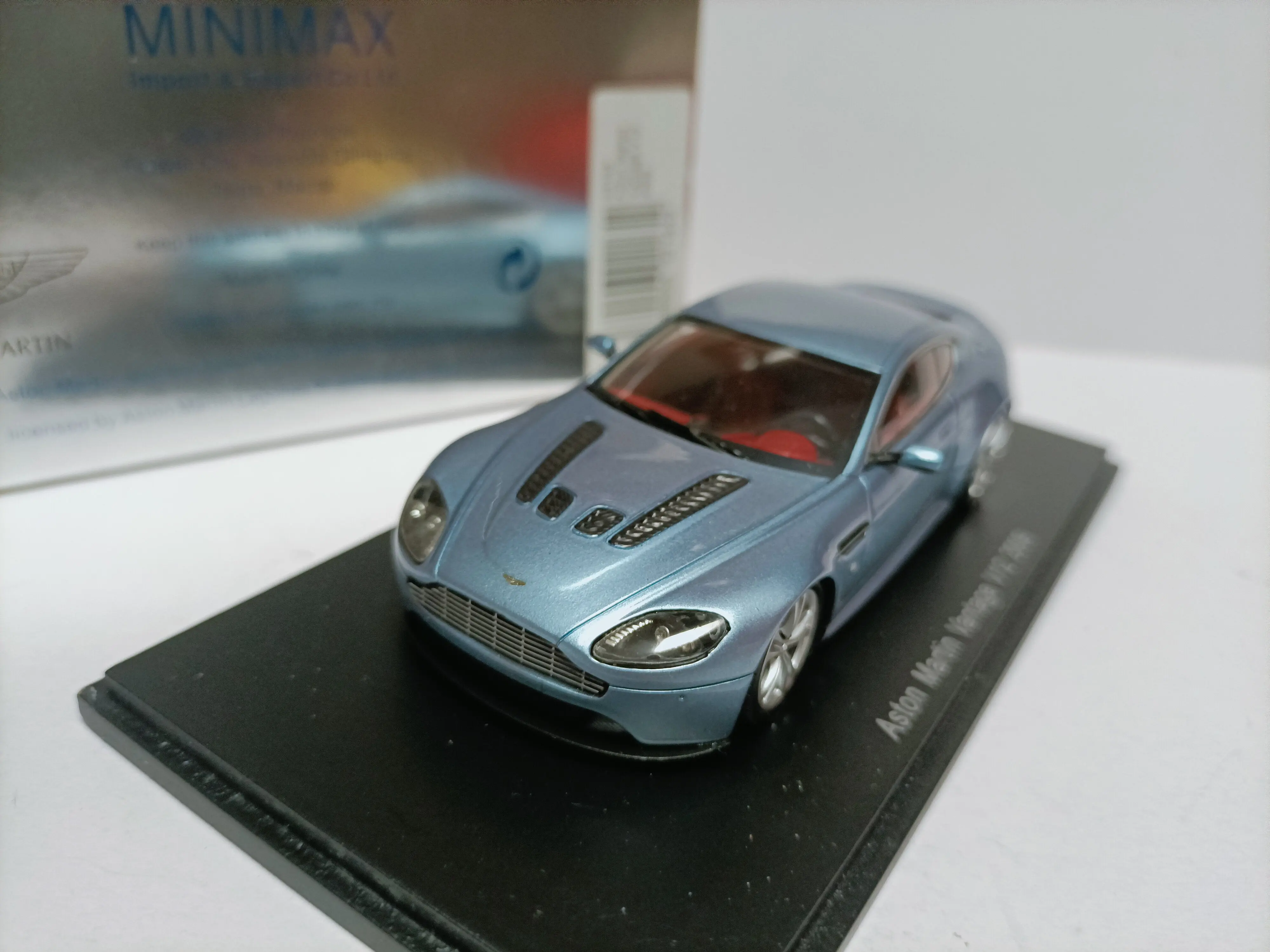 Spark 1:43 Modelo de Auto Deportivo Aston Martin Aston Martin Vantage V12 2009 Azul