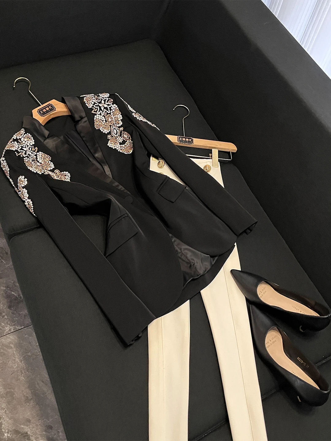 

Faionable Slim Fit Diamond Embellied Long Sve однотонный костюм сексуальный глубокий V Ne зима 2025 Новое поступление женский костюм