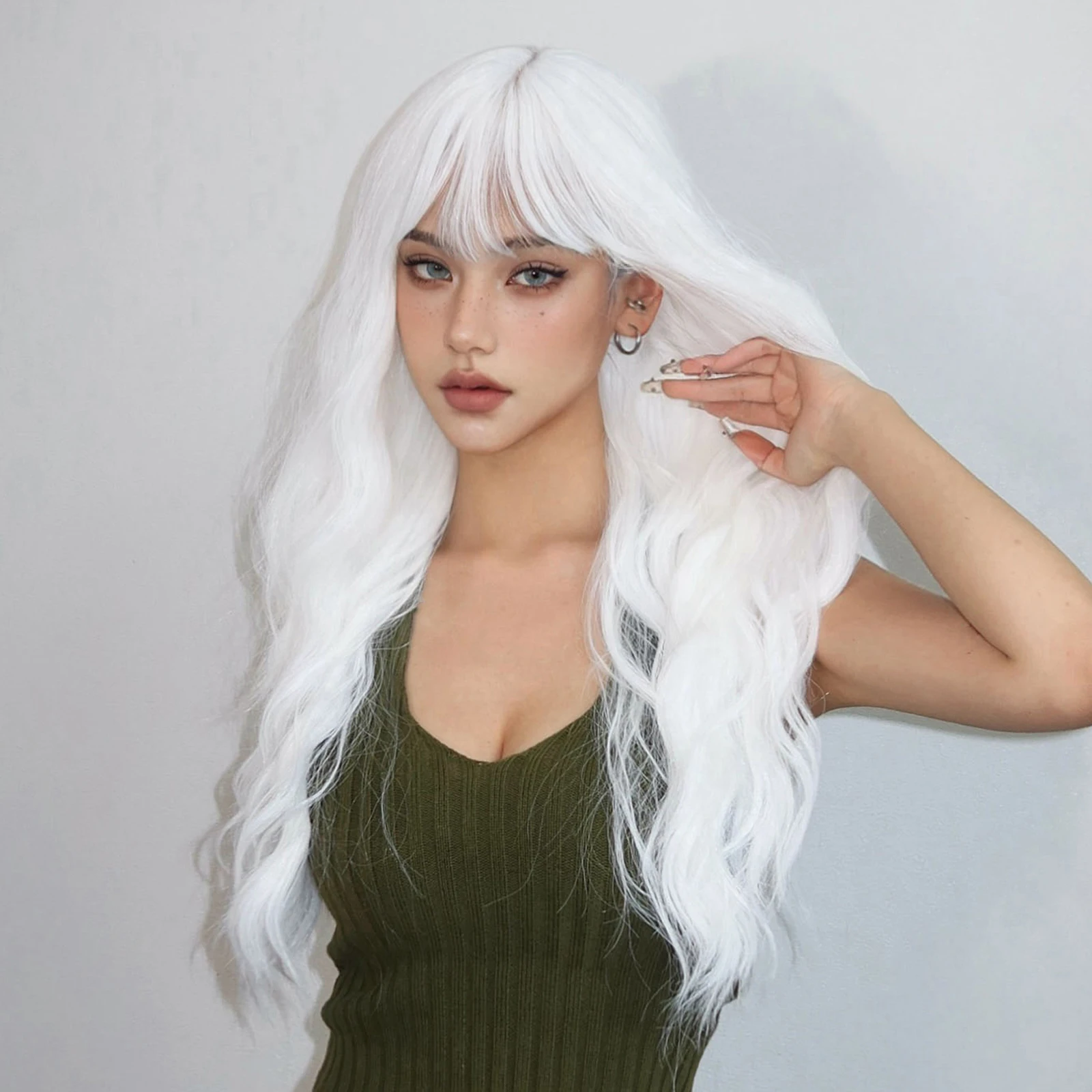 Lange lockige weiße Platin-Synthetik-Perücken mit Pony für Frauen, Afro-Cosplay, Lolita, gewellte Perücke, natürliches Haar, hitzebeständig, für den täglichen Gebrauch – Detail 9