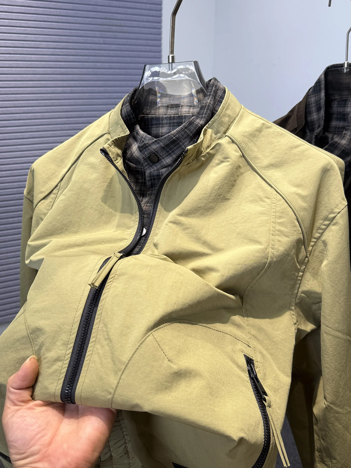 

Повседневная мужская куртка на весну-осень, однотонная, с воротником-стойкой, приталенного кроя, из полиэфирного волокна, с длинными рукавами, на молнии