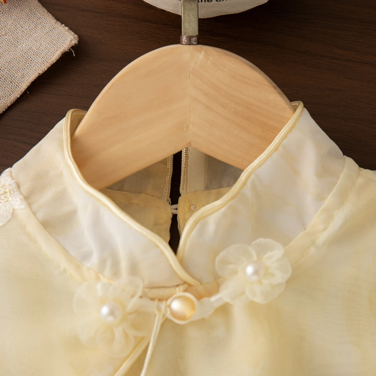 Robe jaune rétro brodée de fle - Baby Clothing Yellow avis et prix