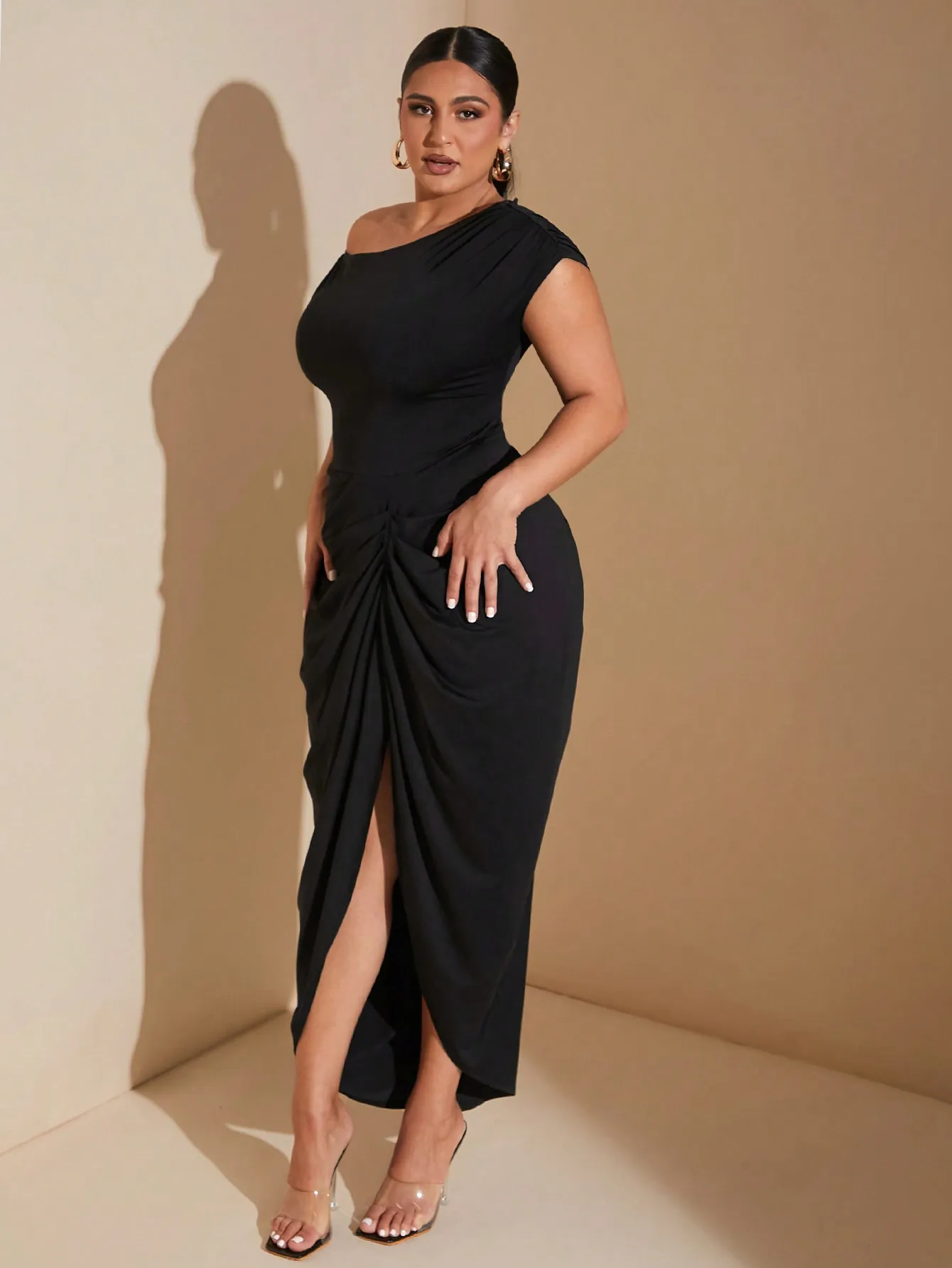 데이트, 파티, 졸업식을 위한 사이드 슬릿이 있는 플러스 사이즈 블랙 비대칭 주름 미디 드레스