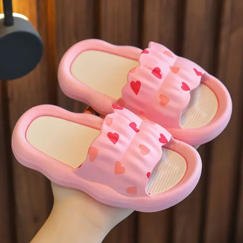 Kids Slippers Summer Anti Slip Indoor Home Slippers Love EVA Girls Shoes Cute Princess Beach Shoes Soft Sole Bathroom Slides 슬리퍼