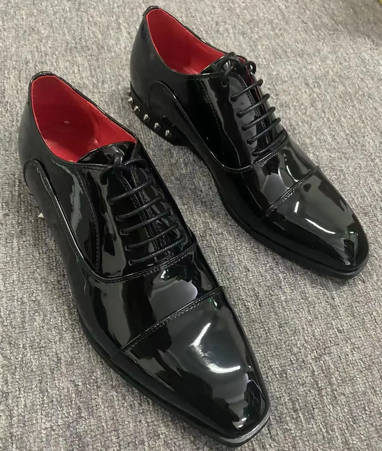 أسود براءات الاختراع والجلود حذا فردي للسيدات الرجال الأحمر الداخلية بدلة عمل Zapatos الفقرة جولة تو الدانتيل متابعة المسامير البطانة كعب معدني Calzados