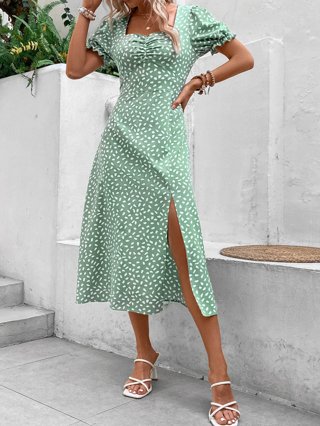 Vestido midi de manga corta con estampado de lunares verdes, cuello cuadrado, escote fruncido, mangas abullonadas, abertura lateral, ideal para el verano, elegante y de corte en línea A.