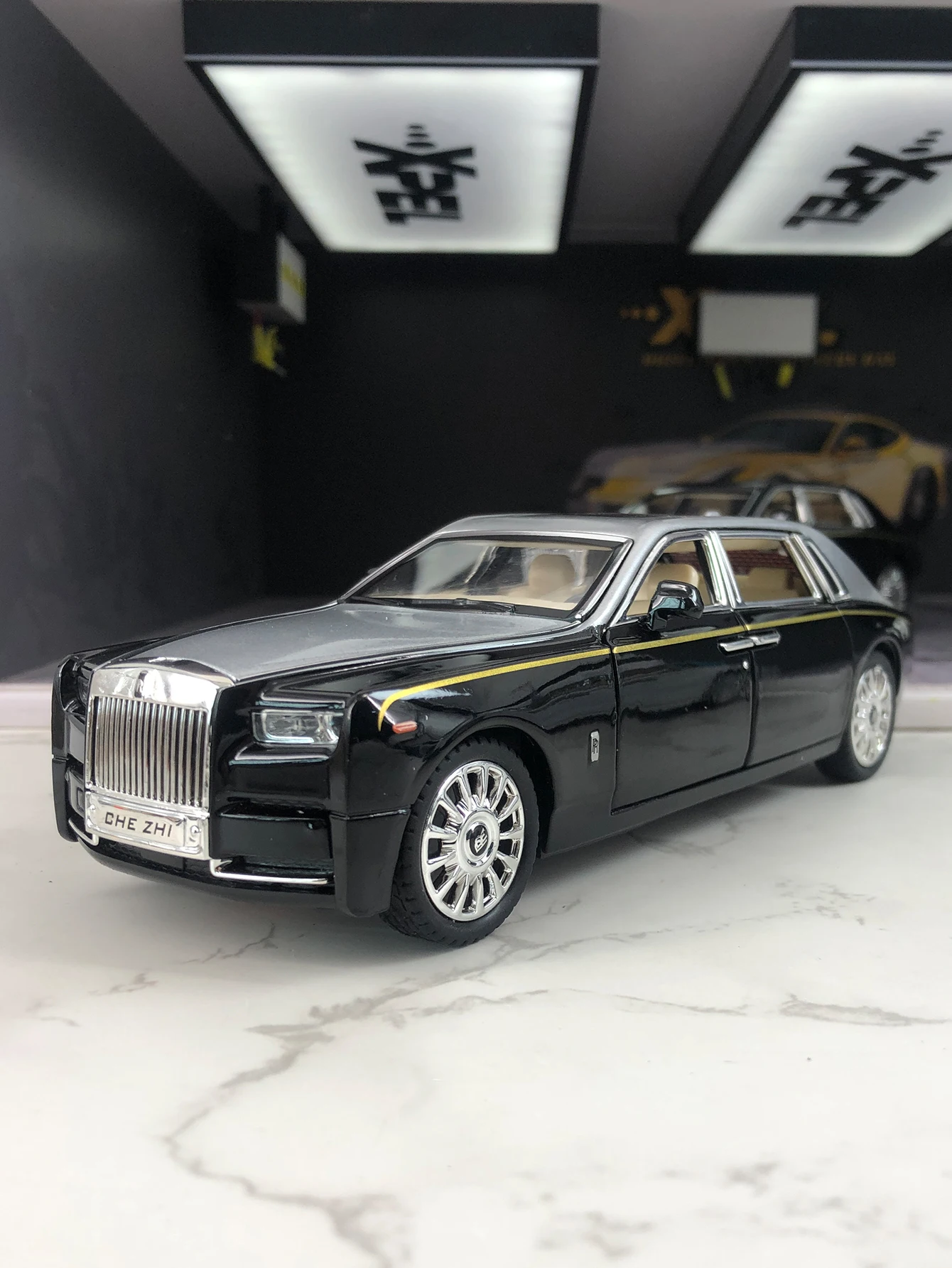 

1:24 имитация модели седана из цинкового сплава, статическое украшение, металлический коллекционный подарочный автомобиль