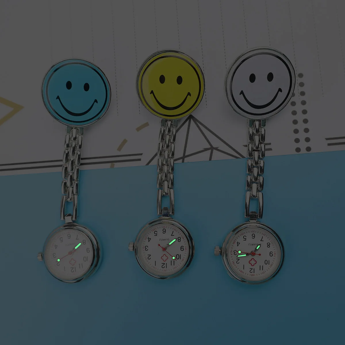 10 pz/lotto volto sorridente orologio da infermiera del fumetto classico volto sorridente orologio da tasca di tendenza della moda orologio da parete carino orologi da tasca di lusso