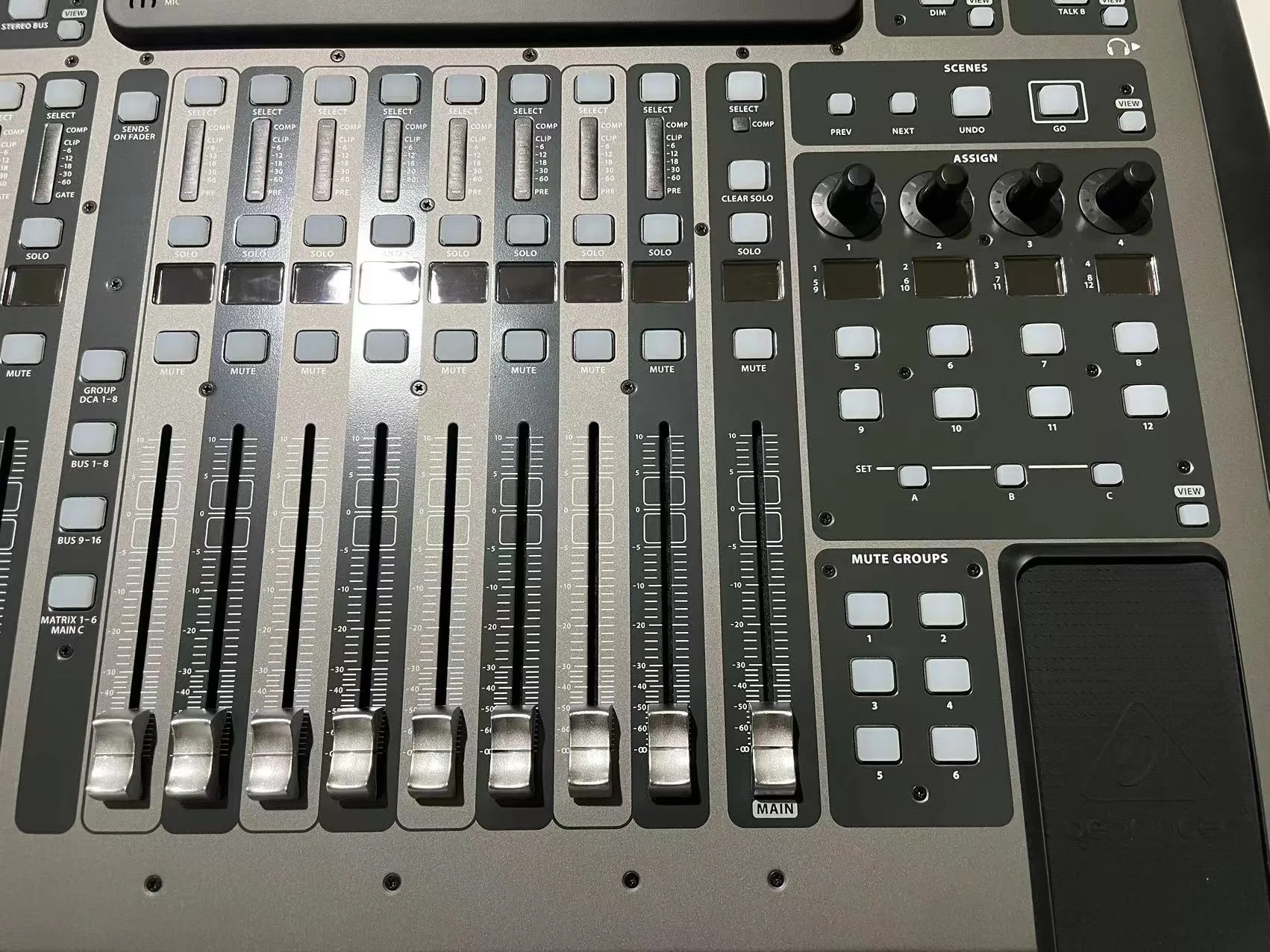 X32 Digital Mixing Console 32-Channel Audio Interface and IPad/iPhone Remote Control 40-Input 25-Bus