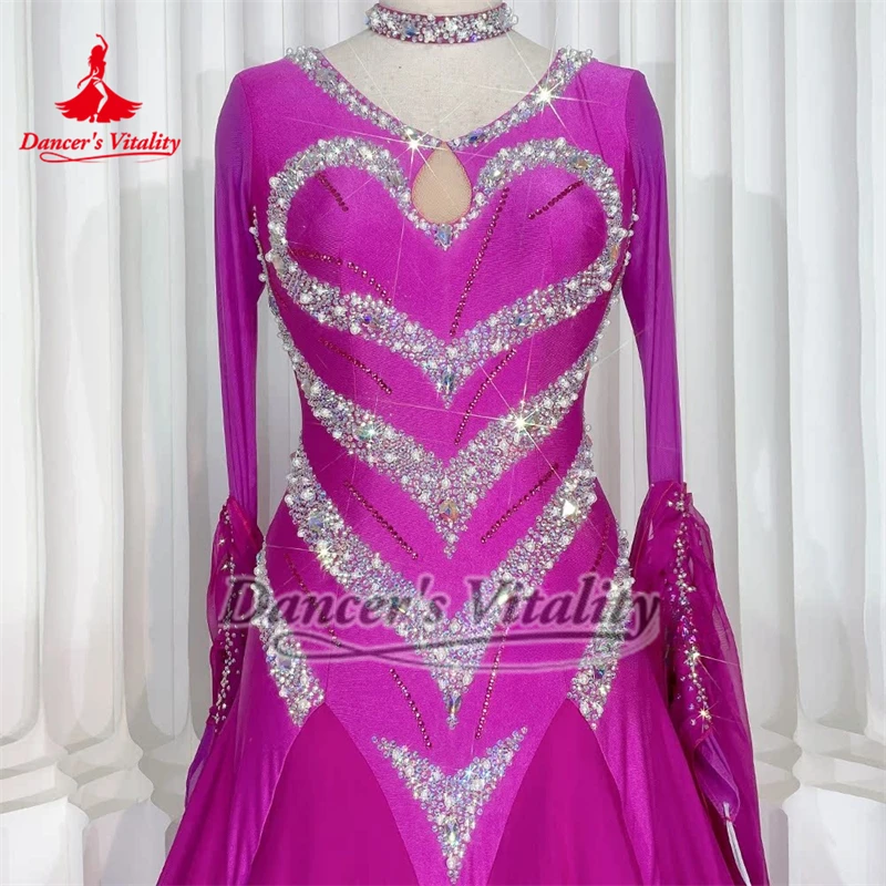ชุดเต้นรำบอลรูมแขนยาวสีม่วงแดงหรูหราประดับด้วยคริสตัล AB สำหรับเต้นวอลซ์ ฟ็อกซ์โทรต์ ควิกสตีป  แบบสง่างามสำหรับนักเต้นขั้นสูง  รับสั่งตัดตามแบบ