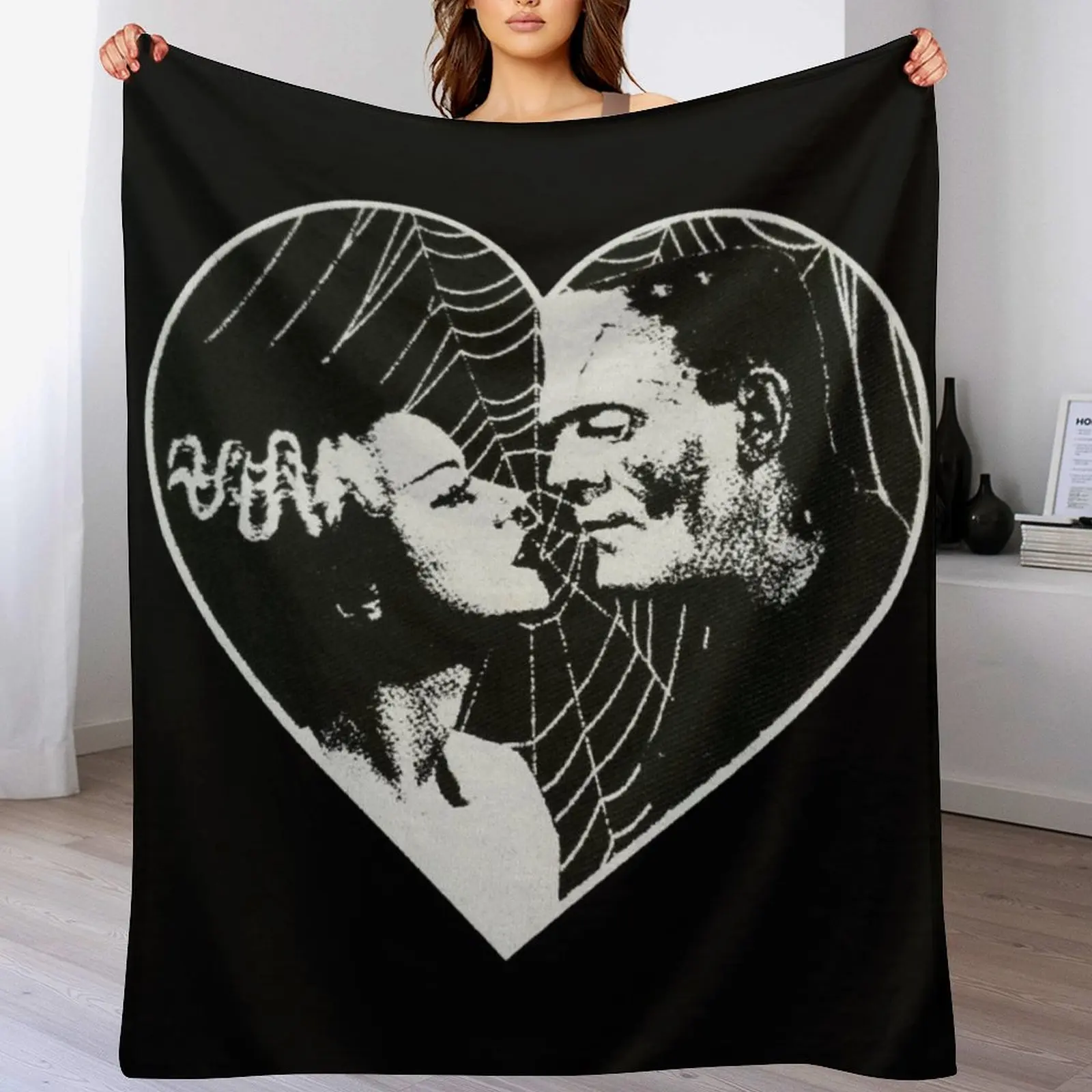 

Frankenstein and Bride Goth Emo Heart Throw Blanket Sofa Quilt Fashion Sofas Flannels Luxury St Blankets