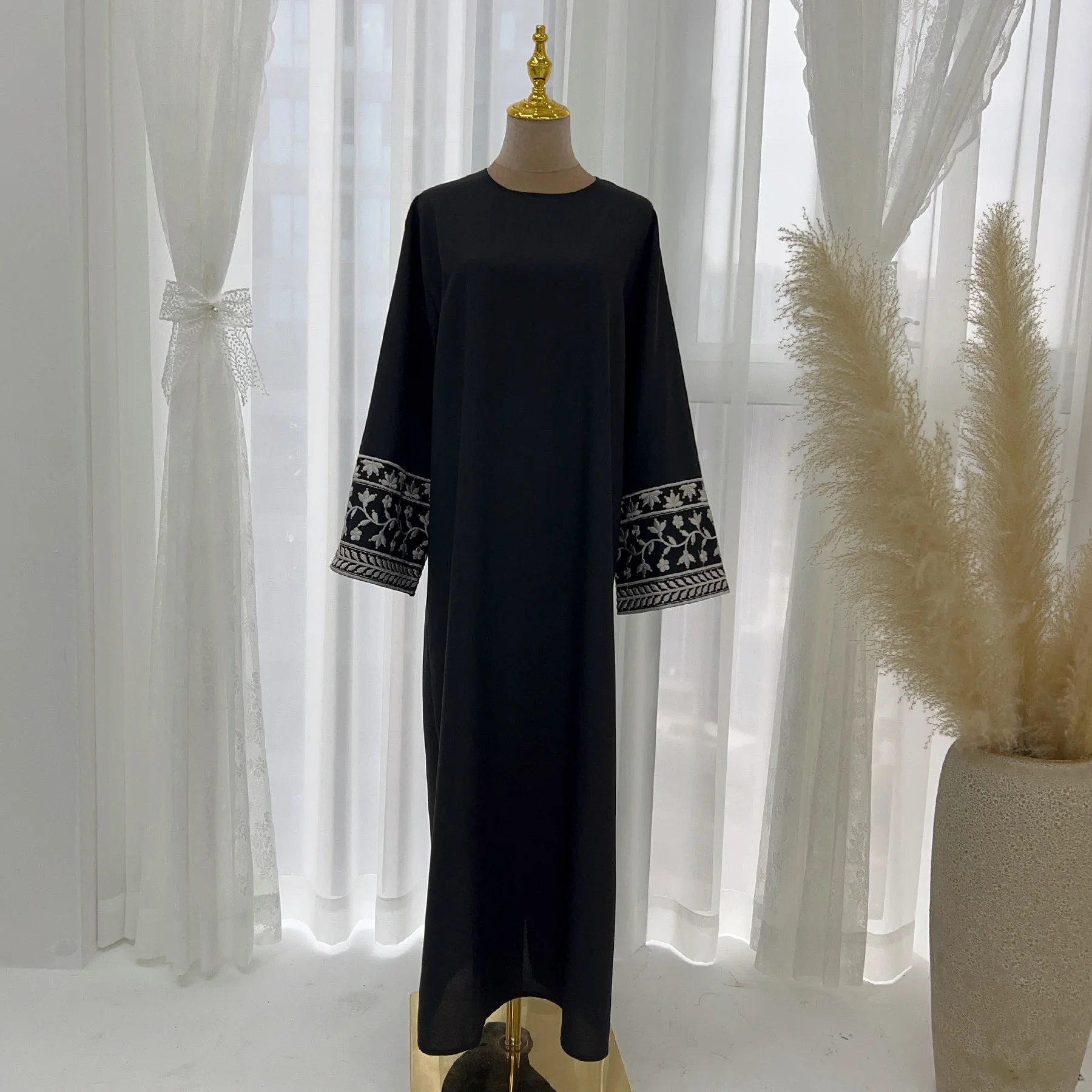 Abito musulmano Abaya in lino chiuso Ricamo floreale Elegante Abaya con cintura per le donne Dubai Turchia Ramadan Islam Caftano Hijab Robe