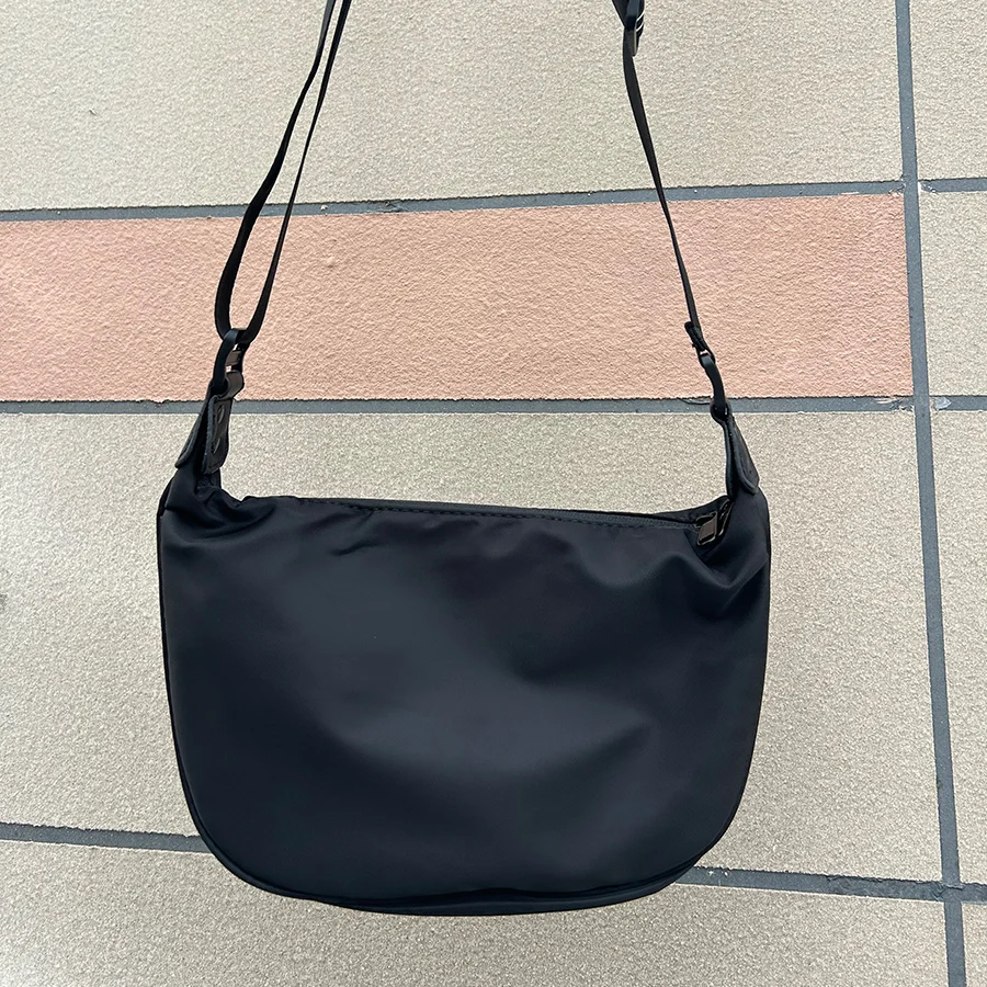 

Women Nylon Shoulder Bags Exquisite Black Crossbody Bag Casual Sports Style Underarm Bags Waterproof Beach Dumpling Bag Handbags