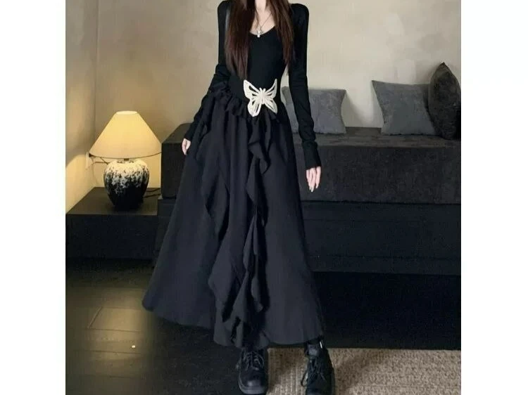Nowa czarna sukienka z długim rękawem dla dzieci na wiosnę i jesień 2025 z asymetrycznym dołem i falbaną.