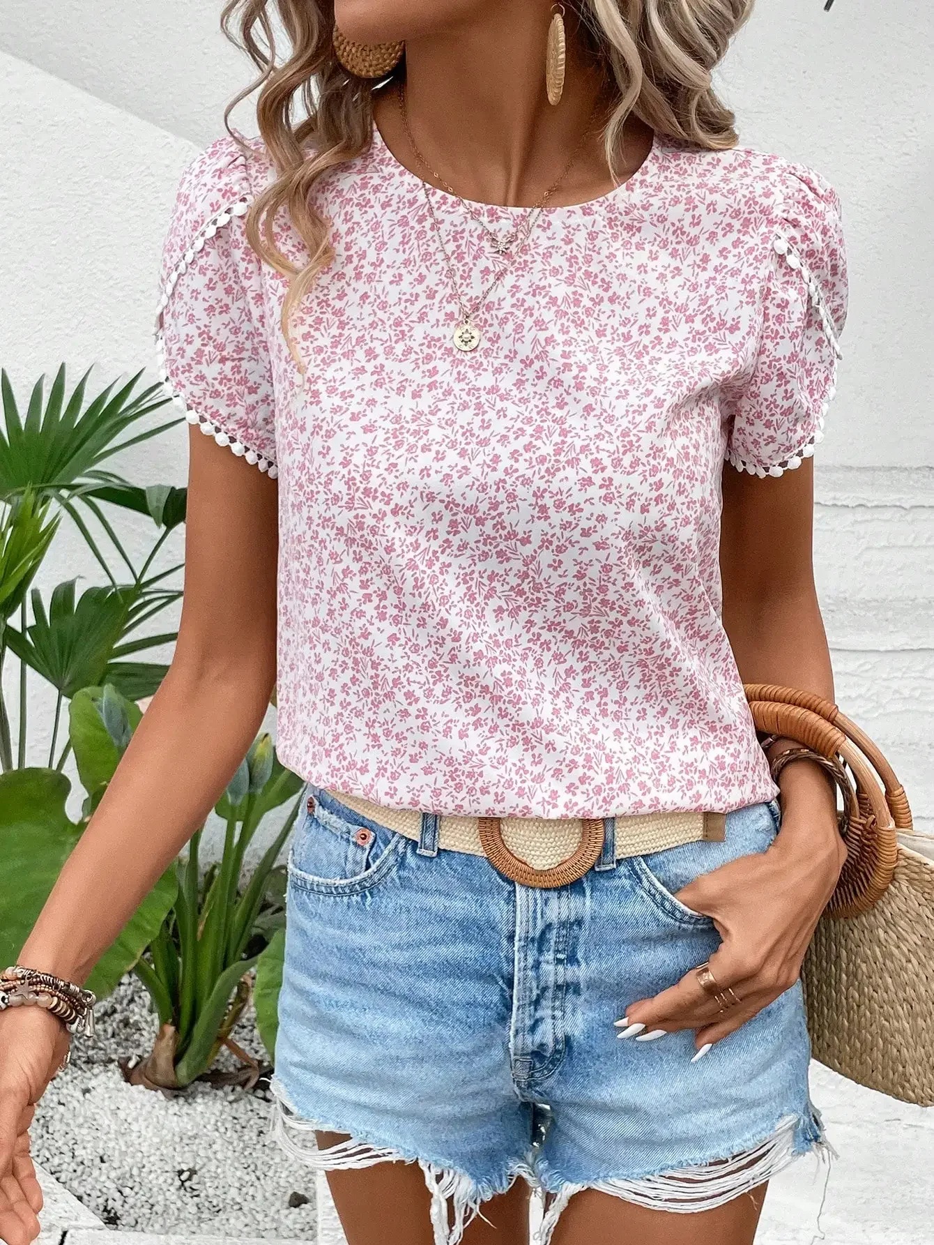 2024 Spring/Summer New women\'s Leisure and Refreshing Flower Print Shirt, Petal Sleeves Unique Cuff Round Neck T-shirt