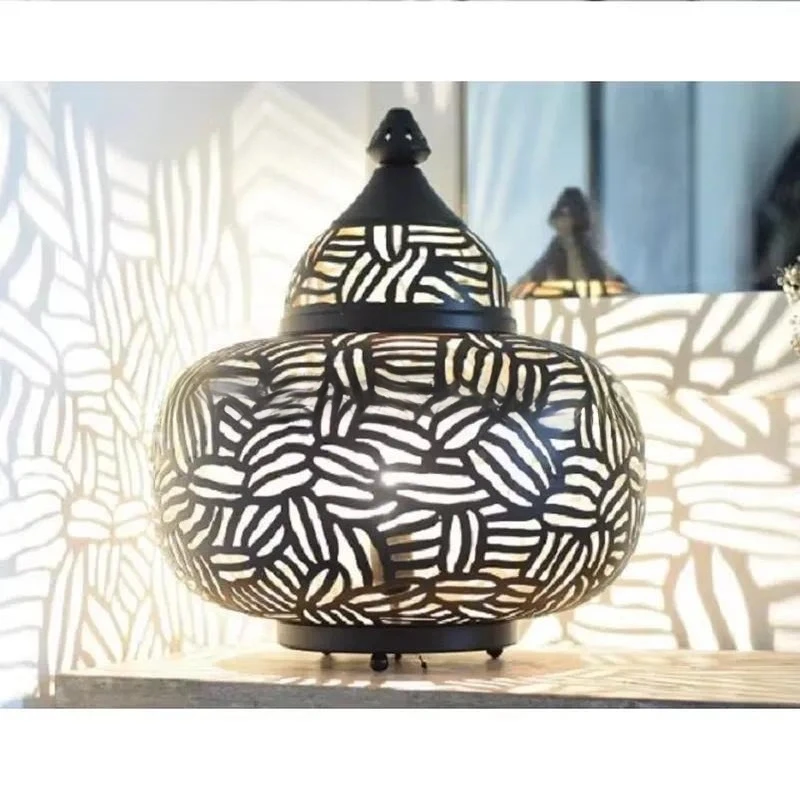 High Quality Traditional Style Home and Wedding Decoration Iron Table Lamp AC Powered Decorative Metal Bedroom Lamp