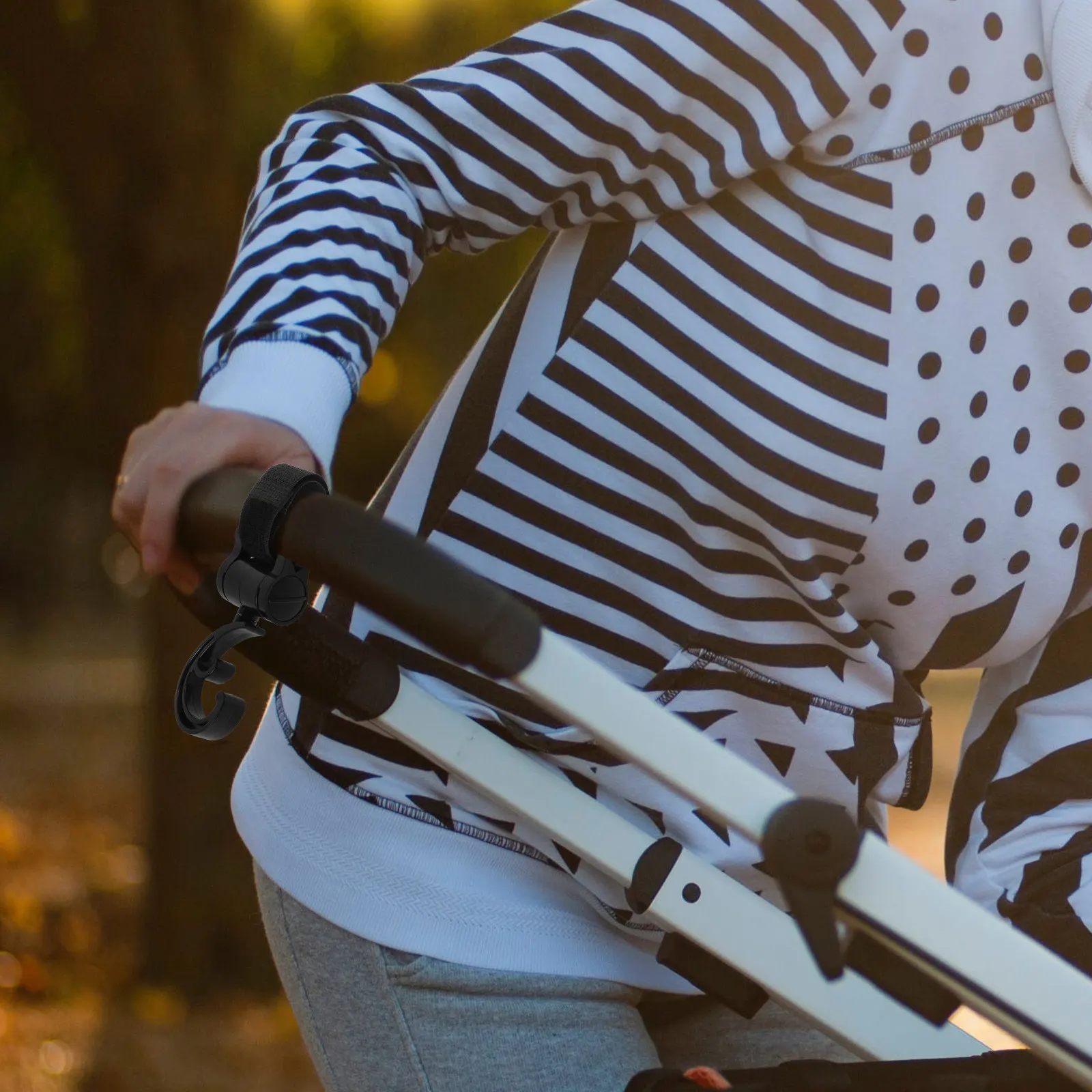 

2Pcs Stroller Hooks Hanging Clips Rotatable Baby Stroller Hanger Straps for Diaper Bags Grocery Shopping Purse Bag Hooks