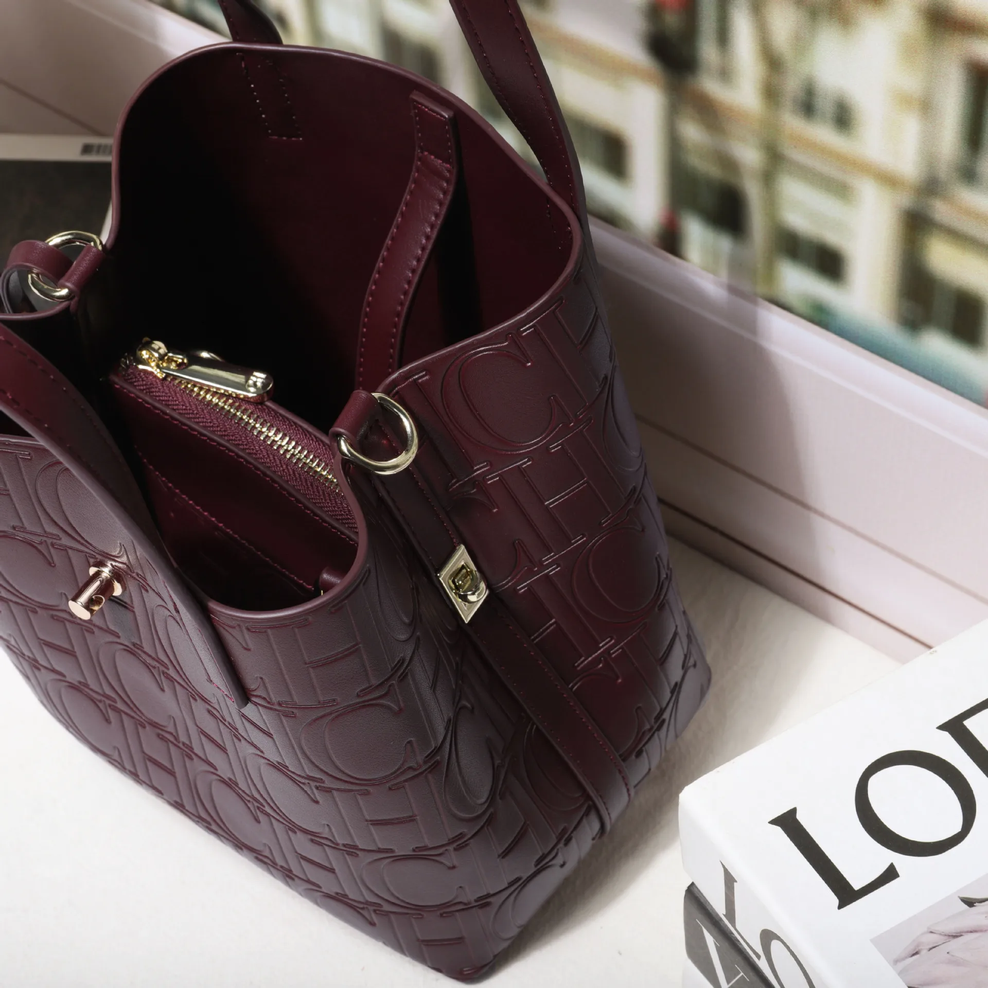 2025 Nuova borsa a secchiello da donna in rilievo, borsa tote di lusso in pelle strutturata, tracolla chic per i pendolari, elegante e spaziosa