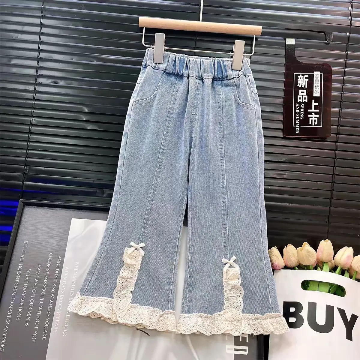 Mädchen-Set mit Schleifenbesatz, Spitzen-Patchwork-Oberteil & Jeans – 2-teiliges Freizeitoutfit mit Rüschenärmeln für Kleinkinder und Kinderkleidung für Mädchen – Detail 7