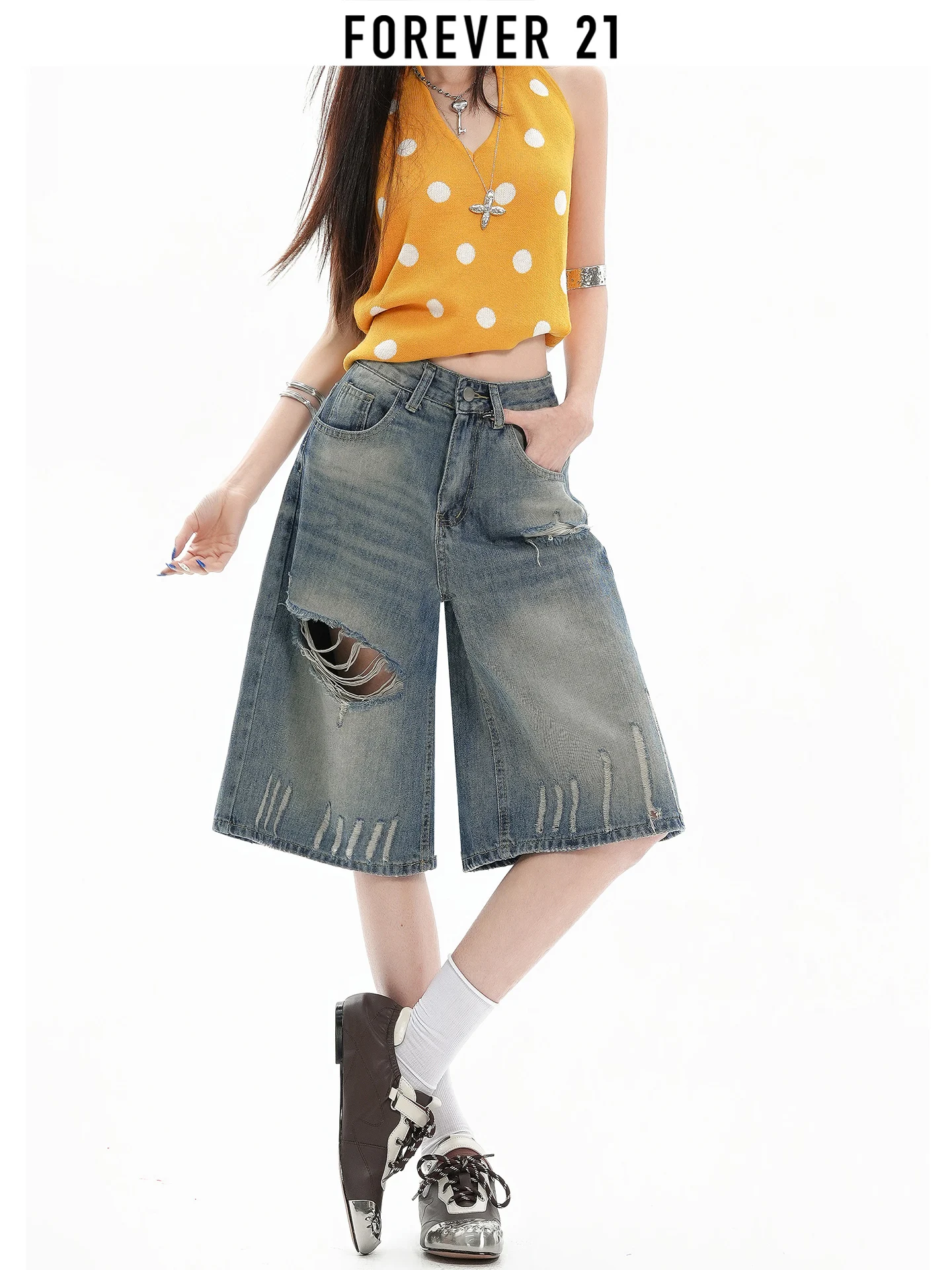 Shorts de mezclilla desgastados de cintura alta Forever 21 para mujer, estilo nuevo 2026, de pierna recta y longitud media, con cinco bolsillos.