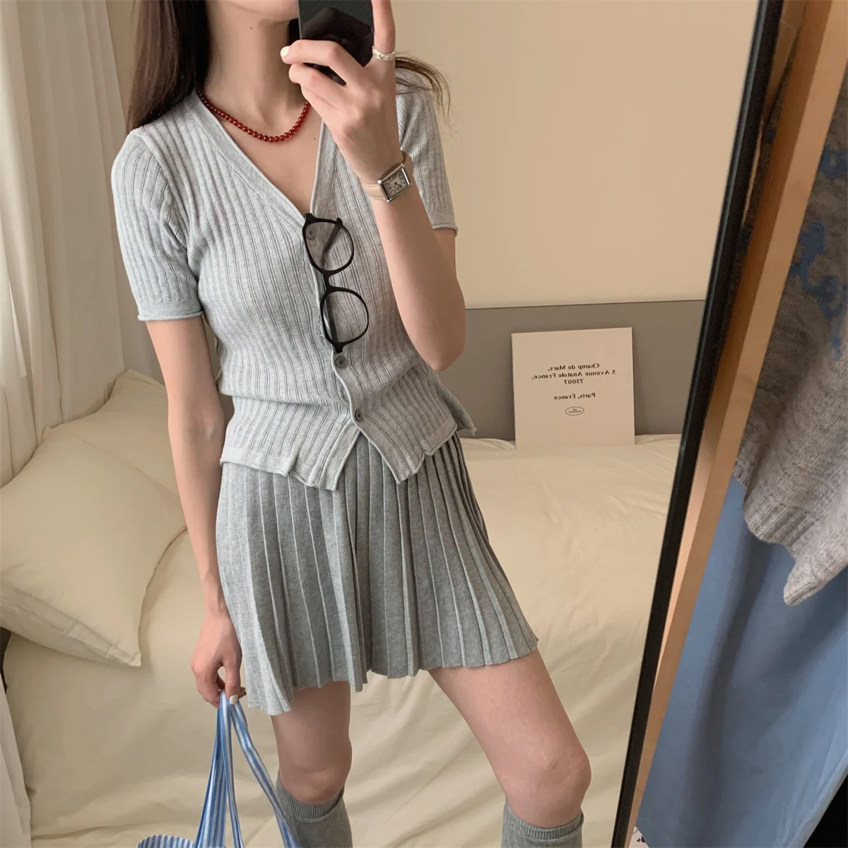 

New pure lust style V-neck short-sleeved knitted cardigan A-line skirt slim and slim high-waisted pleated skirt fashion suit for