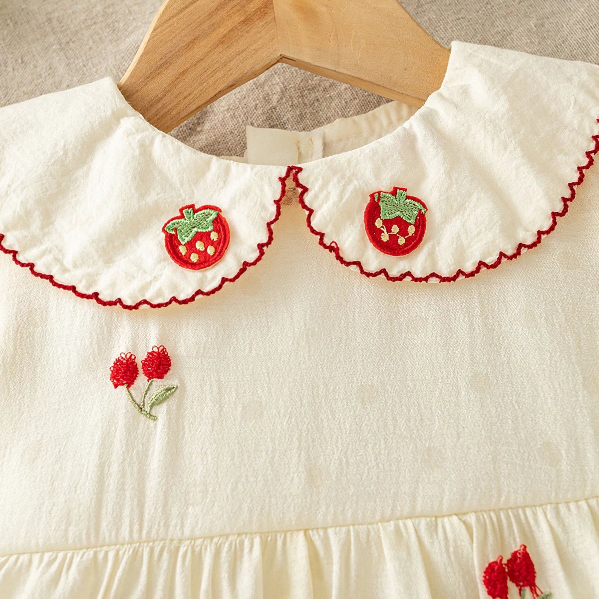 Sommerliches Baumwollkleid für Babymädchen mit Kirschen, Koreanischer Stil, Niedliches Beige Kleid mit Puppenkragen und Erdbeermotiv für Kleinkinder – Detail 7