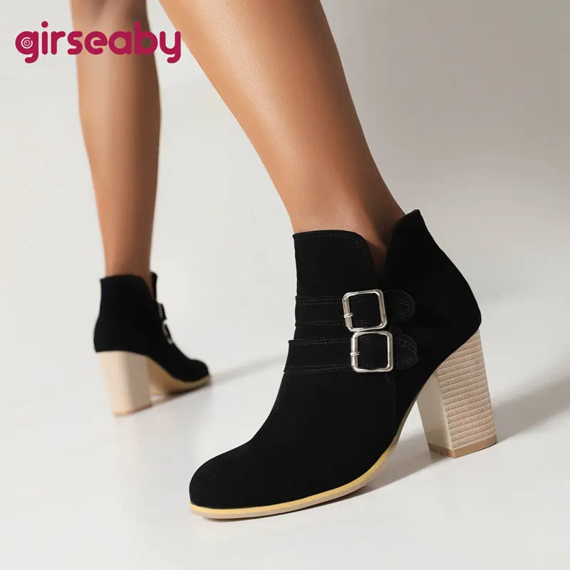 

Girseaby Women Ankle Boots Flock Suede Round Toe Chunky Heel 7.5cm Zipper Metal Decoration Big Size 41 42 43 Mature Daily Booty